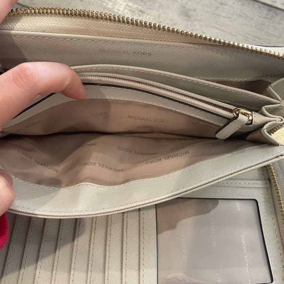 Michael Kors White Monogram wallet wristlet - Picture 6 of 9